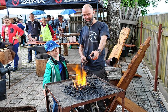 Zwei, die sich beim Handwerkertag verstehen: Der Schmied und sein kleiner Helfer.