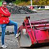 Baustelle im Strafraum: Sportchef Stefan Nopper freut sich mit den Fußballerinnen und Fußballern des FC Schönau auf den neuen ...