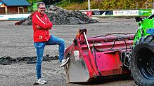 Baustelle im Strafraum: Sportchef Stefan Nopper freut sich mit den Fußballerinnen und Fußballern des FC Schönau auf den neuen ...