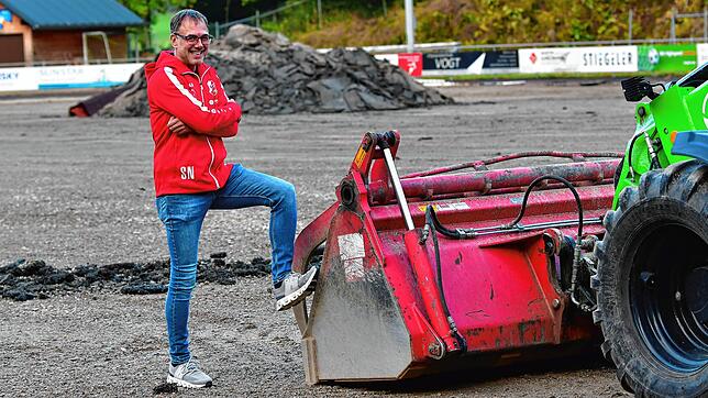 Baustelle im Strafraum: Sportchef Stefan Nopper freut sich mit den Fußballerinnen und Fußballern des FC Schönau auf den neuen ...