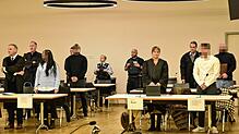 Die Angeklagten und deren Verteidiger beim Prozessauftakt am Mittwoch. Die Verhandlung begann mit knapp einstündiger Verspätung, weil ...