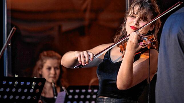 Violinistin Milena Wilke wirkt beim Musiktheaterkollektiv Klangdreist mit. Bei seinem Auftritt bei den Musiktagen stellt das Ensemble ...