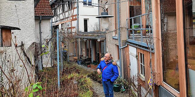 Stadtführer Daniel Groß vor dem Kleinhaus des Architekten Thomas Klettner – das Wohnhaus befindet sich in der Mitte des Komplexes.