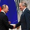 Handschlag mit dem Despoten: Waleri Gergijew (rechts), Chefdirigent der Münchner Philharmoniker, nimmt im Jahr 2016 von Wladimir  Putin ...