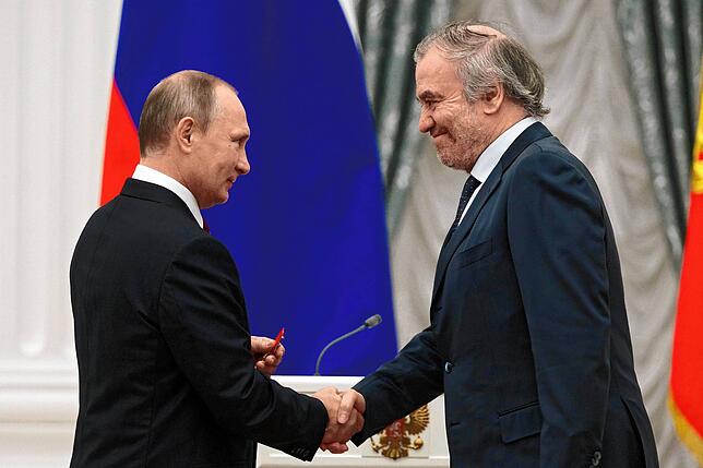 Handschlag mit dem Despoten: Waleri Gergijew (rechts), Chefdirigent der Münchner Philharmoniker, nimmt im Jahr 2016 von Wladimir Putin ...
