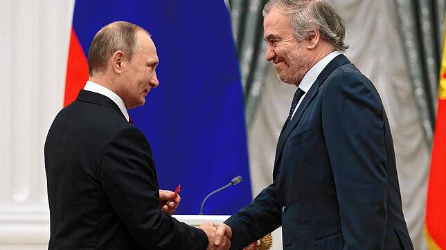 Handschlag mit dem Despoten: Waleri Gergijew (rechts), Chefdirigent der Münchner Philharmoniker, nimmt im Jahr 2016 von Wladimir  Putin ...