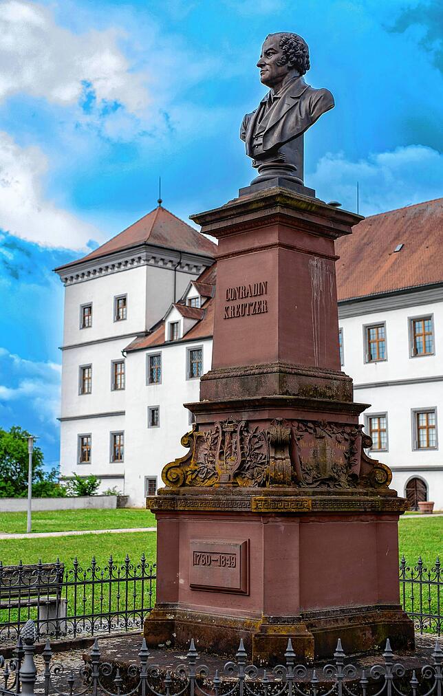 Das Denkmal des Meßkircher Komponisten Conradin Kreutzer steht zwischen Schloss und St. Martinskirche.