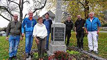 Sie waren an der Restaurierung des Gedenkkreuzes in Niederwihl beteiligt (von links): Markus Reuter, Matthias Schrieder, Andrea ...