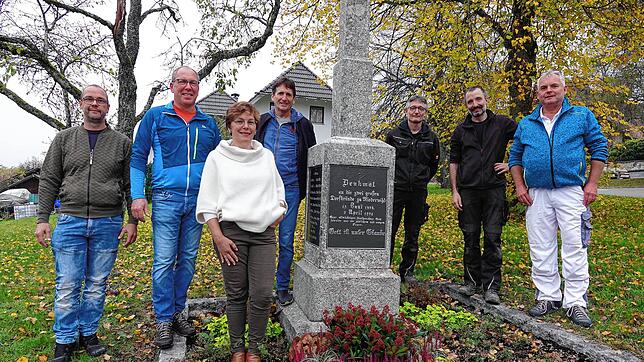 Sie waren an der Restaurierung des Gedenkkreuzes in Niederwihl beteiligt (von links): Markus Reuter, Matthias Schrieder, Andrea ...