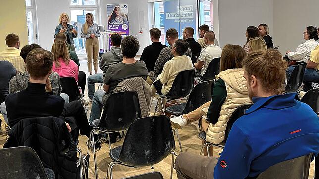 Bei der Gründerwerkstatt „Erfolgreich gründen – Dein Weg in die Selbstständigkeit“ tauschen sich 30 Besucher in einem leer stehenden ...