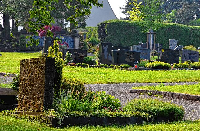 Auch der städtische Friedhof ist eine Einnahmequelle für die Stadtfinanzen. Hier übertreffen die Einnahmen aus den Bestattungsgebühren ...