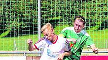 Umkämpftes erstes Spiel: Der Aach-Linzer Kapitän Todor Staykov (rechts) versucht, Mirko Hespeler vom SC Gottmadingen-Bietingen vom Ball ...