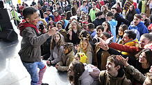 Die Fasnacht in Singen sorgt am gestrigen Vormittag auf dem Rathausplatz bei der Karaoke-Show für erste Bühnenerfahrung von jungen Sängern.
