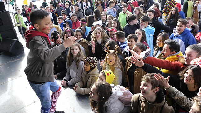 Die Fasnacht in Singen sorgt am gestrigen Vormittag auf dem Rathausplatz bei der Karaoke-Show für erste Bühnenerfahrung von jungen Sängern.
