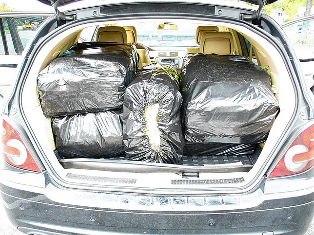 Rauschgift bis unters Autodach: Mit 40 Kilogramm Marihuana am Zoll erwischt.