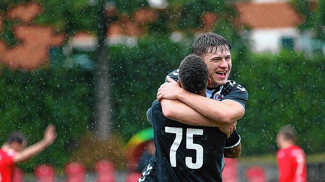Konstantin Hahn (hinten) mit Teamkollege Liam Omore