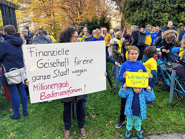 Für das Bodenseeforum ist Geld da, aber die Jugendförderung für die Sportvereine soll gekürzt werden? Ursula Renz (links) gehörte Mitte ...