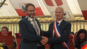 Im Festzelt in Wolpadingen bekräftigen die Bürgermeister Stephan Bücheler und Didier Lathuille den Verschwisterungsvertrag. Bild: Karin ...