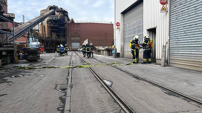 Die Werkfeuerwehr von Fondium bereitet bei der Jahreshauptübung Löschschläuche vor, um im Inneren der Halle zu löschen.
