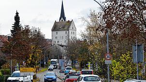 Stoßverkehr auf der B33-Ortsdurchfahrt am Ortsausgang Richtung Meersburg: Der Gemeinderat macht nun den Weg frei für deutlich mehr ...