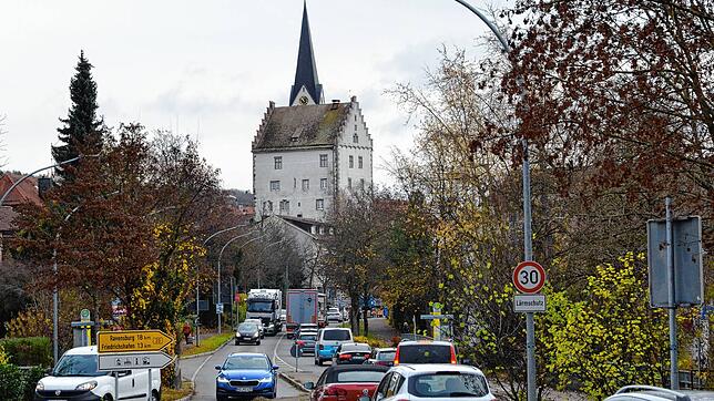 Stoßverkehr auf der B33-Ortsdurchfahrt am Ortsausgang Richtung Meersburg: Der Gemeinderat macht nun den Weg frei für deutlich mehr ...