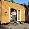 Das kleine Haus von Michelle Bucher und Felix Stahl ist fast fertig, es steht auf einem Anhänger und kann jederzeit umziehen. Bild: ...