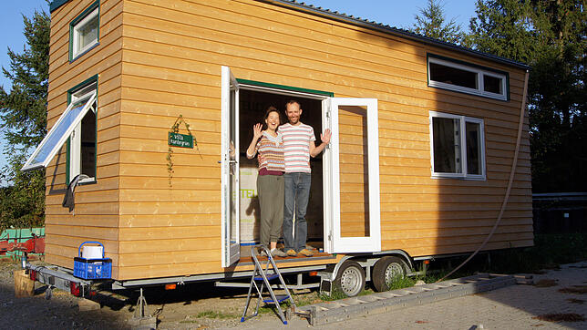 Das kleine Haus von Michelle Bucher und Felix Stahl ist fast fertig, es steht auf einem Anhänger und kann jederzeit umziehen. Bild: ...