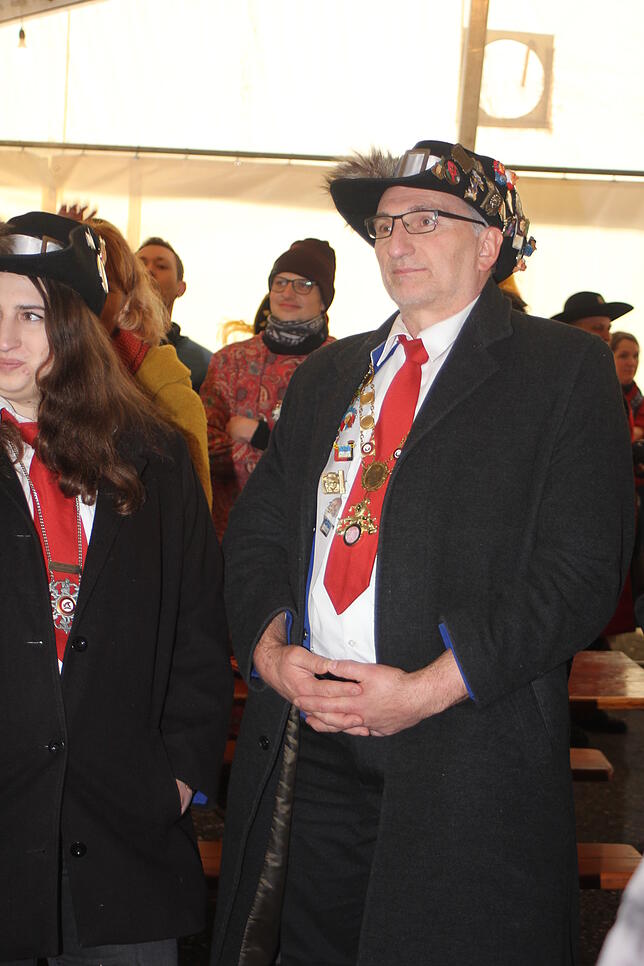 Bild 29: Hästräger und Guggenmusiker aus VS beim Narrentreffen in Fribourg am Sonntag (1)