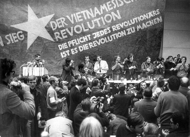„Die Pflicht jedes Revolutionärs ist es, die Revolution zu machen“: So lauteten die Diskursansagen noch auf der ...
