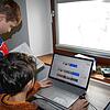 Die Brüder Julian (rechts) und Philipp Hoffmann in ihrem heimischen Arbeitszimmer. Sie vermissen ihre Schulkameraden der ...