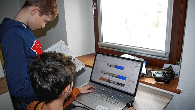 Die Brüder Julian (rechts) und Philipp Hoffmann in ihrem heimischen Arbeitszimmer. Sie vermissen ihre Schulkameraden der ...