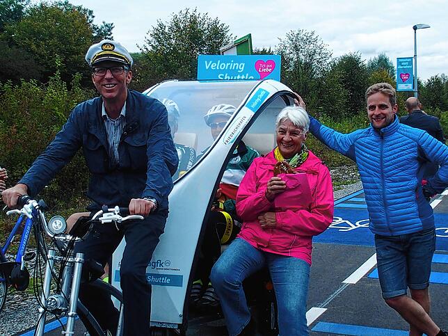 Erster Bürgermeister Stefan Köhler wird im September 2017 erster Veloring-Shuttle-Radler. Erika Heimpel freut‘s und Maximilian ...