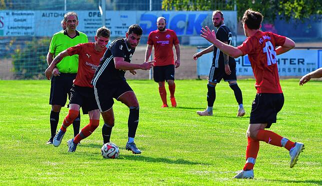 Bild 30: FC Hochrhein besiegt den FC Wallbach deutlich mit 4:0 &ndash; und wir haben die Bilder!