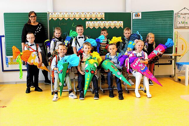 Schulanfänger der Grundschule Leipferdingen. Zehn Kinder in der jahrgangsgemischten Klasse 1/2 werden von Lehrerin Christiane Spaethe ...