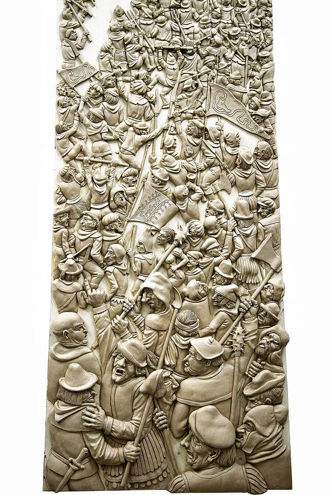 Eines von fünf hohen Reliefs: Es zeigt die Niederlage der Bauern in der Schlacht von Böblingen.