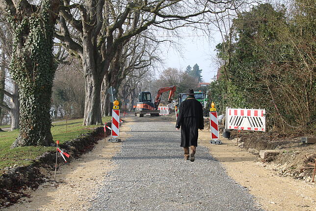 Spaziergänger kommen am Bagger vorbei: Die Bauarbeiten in der Mettnaustraße sollen noch in diesem Jahr beendet werden.