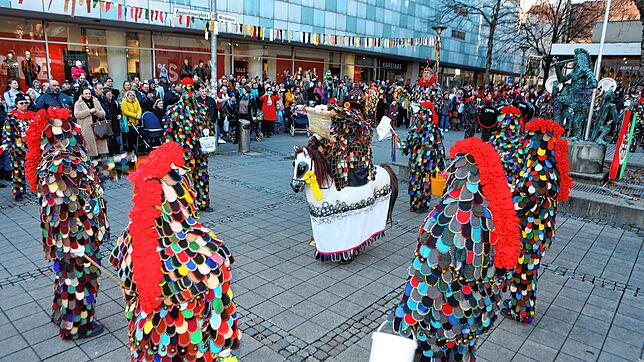 Bild 7: Konstanzer Fasnacht: Blätzlebuebe feiern den Auftakt 2023 auf dem Augustinerplatz