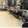 Hier steht die Hitlerjugend, das sogenannte Jungvolk, Spalier im Bad Säckinger Schlosspark.
