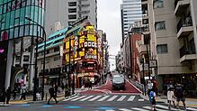 Diesen Weg in Tokio geht Roman Rendler zur nahe gelegenen Sprachschule, an der er Deutsch unterrichtet. Er ist mit einer Japanerin ...