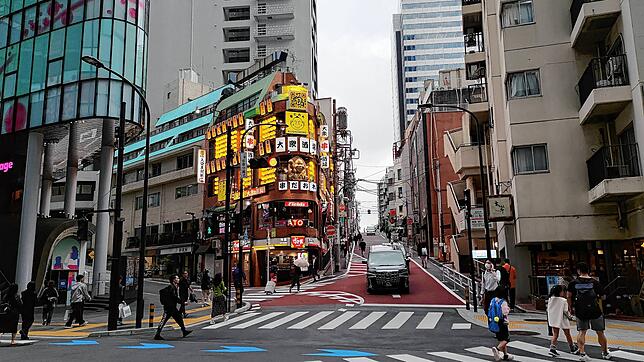 Diesen Weg in Tokio geht Roman Rendler zur nahe gelegenen Sprachschule, an der er Deutsch unterrichtet. Er ist mit einer Japanerin ...