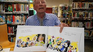 Willi Raiber hatte Freude daran, sein Kunst- und Freudichbuch zur Stadterhebung vorzustellen. Foto: Michael Gottstein
