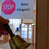 Wer in den oberen Stockwerken des Rathauses Einlass zu den Verwaltungsbüros begehrt, muss zunächst eine Handglocke läuten.