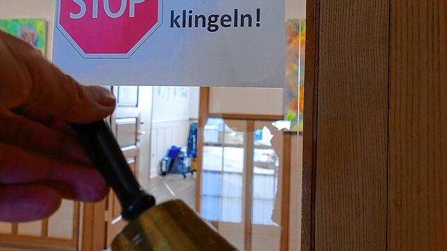 Wer in den oberen Stockwerken des Rathauses Einlass zu den Verwaltungsbüros begehrt, muss zunächst eine Handglocke läuten.