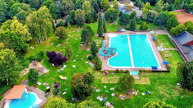 Idyllisch liegt das Parkschwimmbad im Schlosspark. Seit 2012 gibt es Pläne für eine Sanierung, doch bislang wurde diese aufgrund der ...