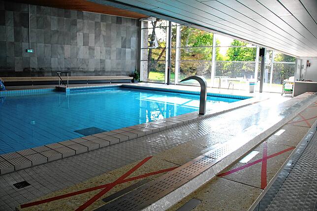 Maximal 45 Personen dürfen ins Nichtschwimmerbecken und 55 ins Schwimmerbecker im Villinger Hallenbad. Liegen werden keine aufgestellt ...
