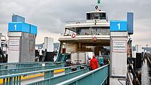Fußgänger und Autofahrer sind am Freitag, 2. Dezember, unterwegs auf die Autofähre Kreuzlingen am Fährhafen Staad. Ab Montag, 5. ...