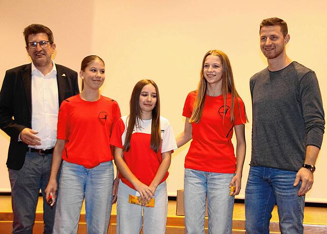 Die Handballerinnen Jule Schweikart, Mara Eisert und Juliane Joos.