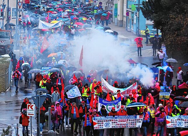 Mitarbeiter des Autozulieferers ZF bei einem Protestmarsch durch die Friedrichshafener Innenstadt Mitte Januar. Der Gesamtbetriebsrat ...