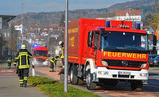 Das Beseitigen von Ölspuren gehört zu den technischen Hilfeleistungen der Freiwilligen Feuerwehr und ist immer öfter nötig.