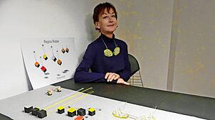 Schmuckgestalterin Regina Rieber stellt eigene Schöpfungen im Pop-up-Store aus. Hier ist sie mit Halsschmuck, Würfelbroschen, ...